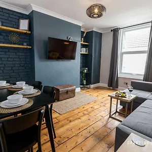 Apartment Quirky Newly Renovated With Parking - Cobalt Levels, Bournemouth